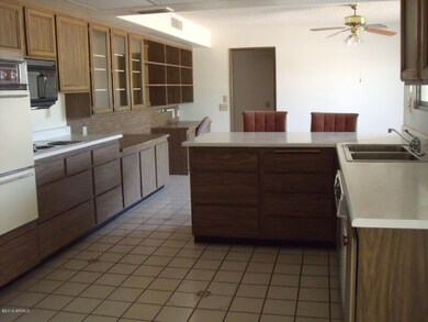 Bright Kitchen & Arizona Room