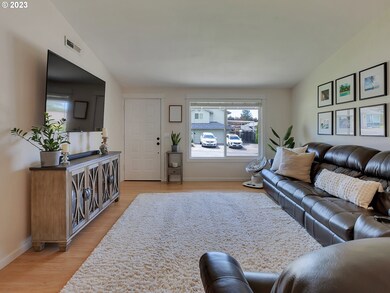 Living Room/Entrance