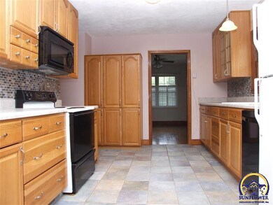 1532 SW Campbell Ave, Topeka, KS 66604 - photo 5