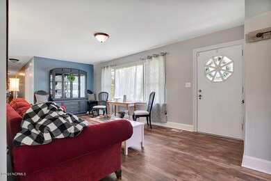 505 S Walker St, Burgaw, NC 28425 - photo 4