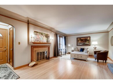 454 Mnt Curve Blvd Saint Paul-large-004-002-Living