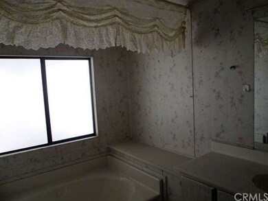 Master bath has a huge tub!