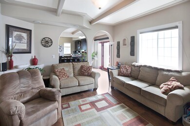 LIVING ROOM<|><|>