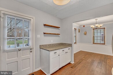 9223 Burke Rd, Burke, VA 22015 - photo 3