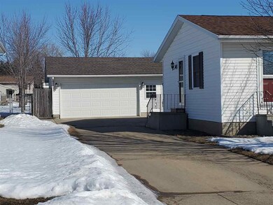 4018 Jill Dr, Waterloo, IA 50701 - photo 2