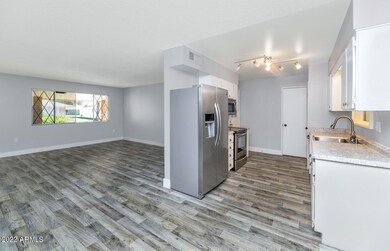 10209 W Kingswood Cir-large-007-008-1020