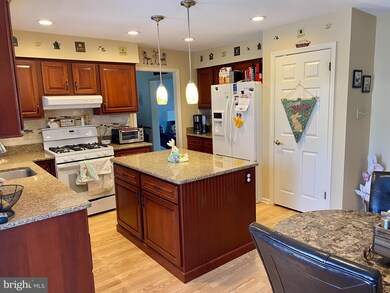 659 Crescent St, Langhorne, PA 19047 - photo 2