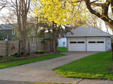 Garage 2 car garage heat and electric/ concrete dr