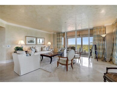 LIVING ROOM WITH  BEAUTIFUL VENETIAN PLASTER