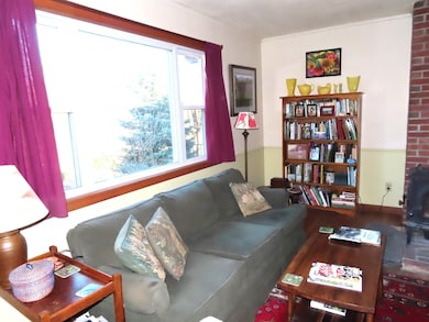 LR w/chair rail