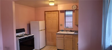 909 Roy St, Connellsville, PA 15425 - photo 5