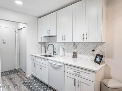 41 Meadow Green Cir unit E, Manalapan, NJ 07726 - photo 5