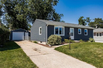 715 36th St SE, Cedar Rapids, IA 52403 - photo 2