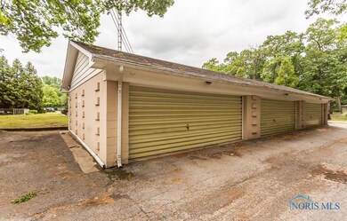 1 Car garage w/storage