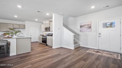 4 Foyer to kitchen
