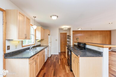 Kitchen with Breakfast Bar