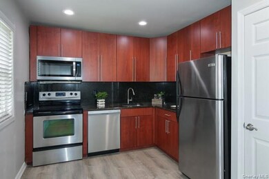 40 Middleton Rd unit La02, Bohemia, NY 11716 - photo 2