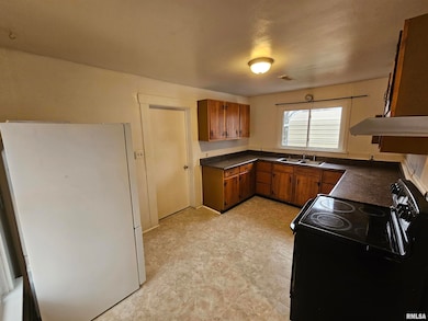 511 N Shelby Ave, Salem, IL 62881 - photo 7