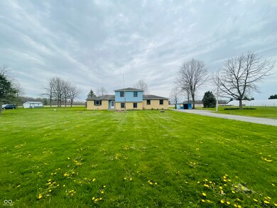 view of front of home featuring a front lawn and aphalt driveway