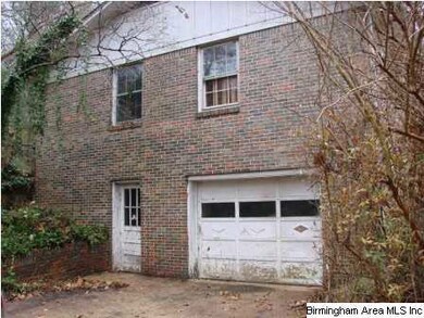 Left side of the house with 1 car garage parking