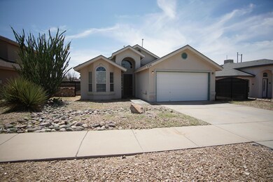 220 Lago Grande Dr, Horizon City, TX 79928 - photo 2