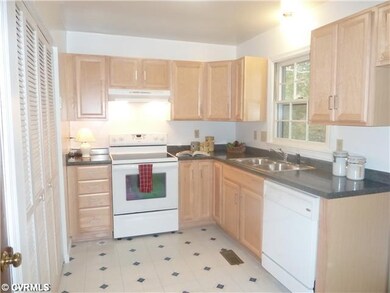 Kitchen - Gorgeous bright kitchen with newer cabin