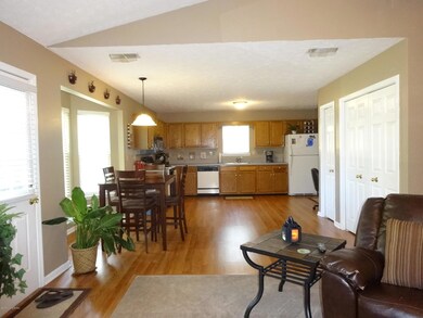 8005 Apple Valley Dr, Louisville, KY 40228 - photo 2