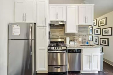 Kitchen with appliances with stainless steel fini