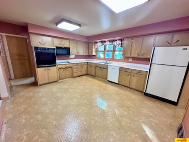 519 S Niphon St, West Point, NE 68788 - photo 5