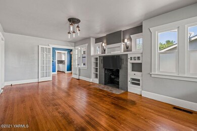 Large livingroom with fireplace