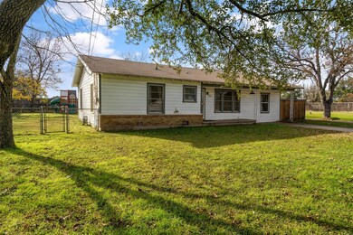 1205 Grand Ave, Cleburne, TX 76033 - photo 3