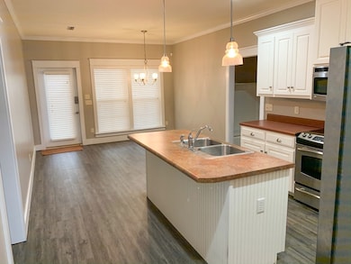 Kitchen w/breakfast area