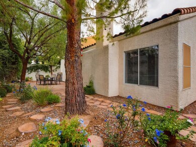 RELAX AND UNWIND IN THIS TRANQUIL BACKYARD GARDEN!