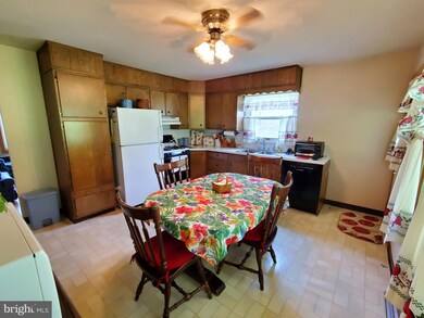 1527 Commonwealth Blvd, Reading, PA 19607 - photo 7