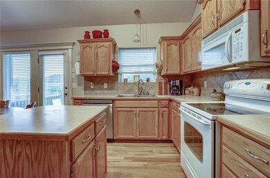 606 Timber Crest Ct, Raymore, MO 64083 - photo 4