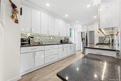 Bay Country Apartments unit 5G, Bayside, NY 11360 - photo 3