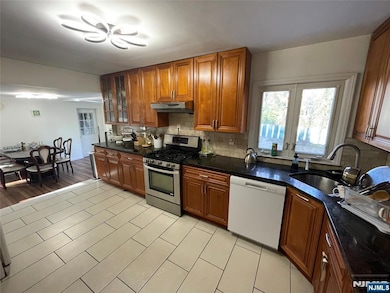 113 E Cedar Ln, Teaneck, NJ 07666 - photo 5