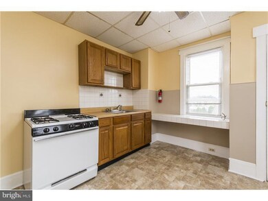 307 Forrest Ave, Folsom, PA 19033 - photo 4