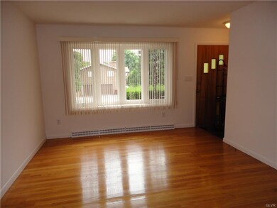 Large Living Rm w New Bay Widow