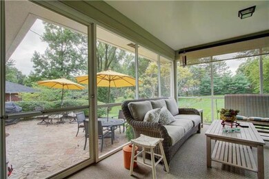 Special Feature - SCREENED IN PORCH- Newer indoor/