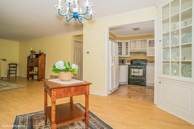06_39TowerHillRd_18D_92_KitchenDiningRoo