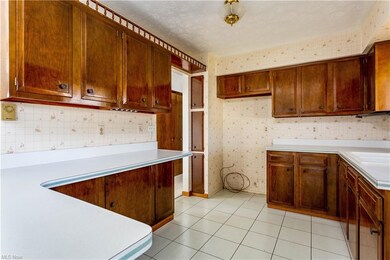 786 Kenilworth Ave, Sheffield Lake, OH 44054 - photo 2