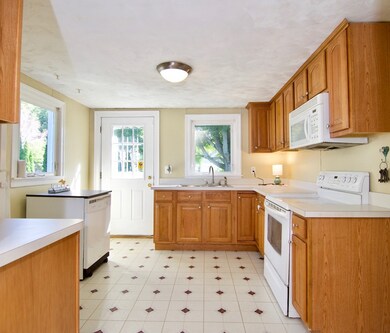11 Winthrop St, Palmer, MA 01069 - photo 3