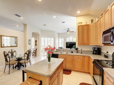 Eat-in kitchen with brekfast bar & island