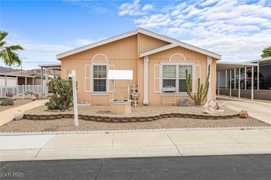 Manufactured / mobile home featuring concrete driv