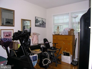 8329 Stockade Dr, Alexandria, VA 22308 - photo 5