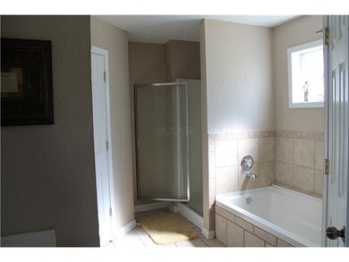 jaccuzi tub, seperate shower, double sinks and his