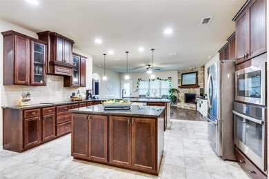 3129 Greenway Dr, Burleson, TX 76028 - photo 5