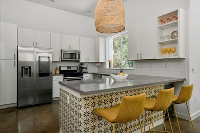 Kitchen with appliances with stainless steel fini
