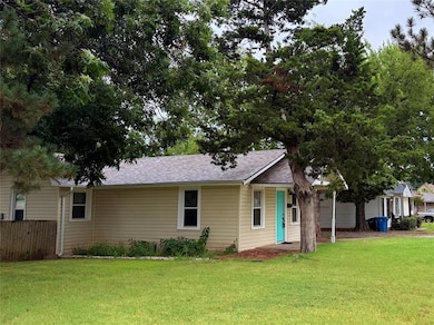 Ranch-style home with a shingled roof